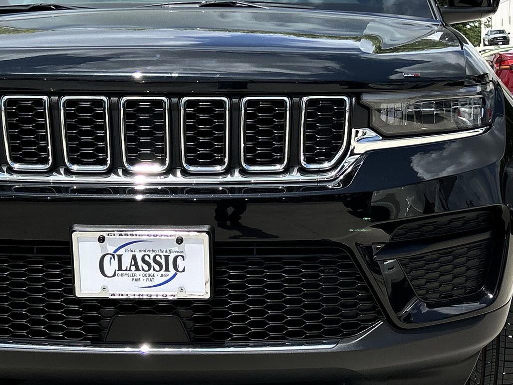 Used 2025 Jeep Grand Cherokee Laredo X RWD image 9