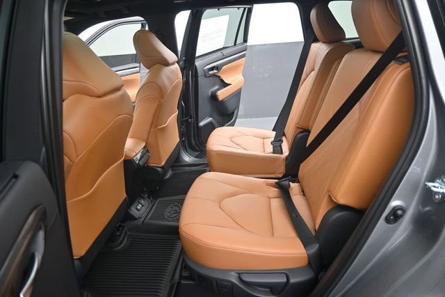 New 2026 Toyota Highlander Platinum AWD/4WD image 13