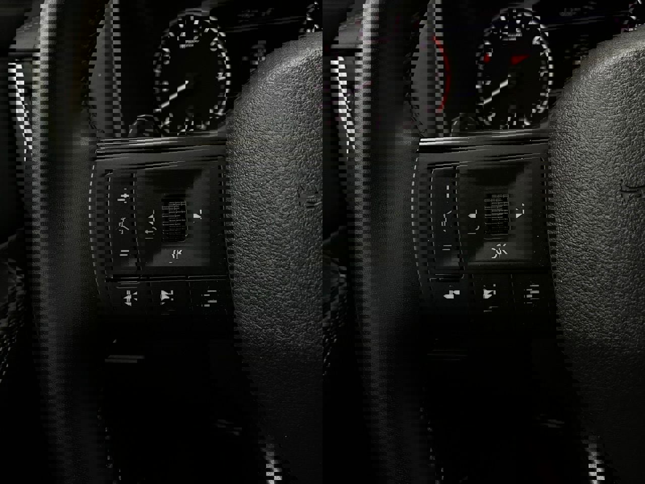 Used 2025 Nissan Rogue SV image 33