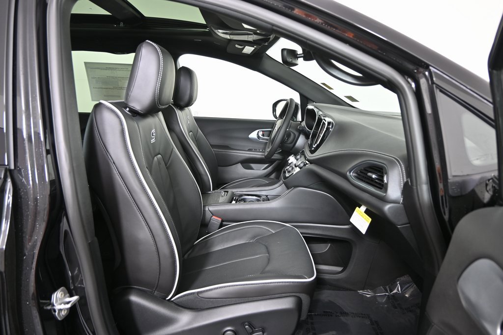 New 2026 Chrysler Pacifica Limited image 13