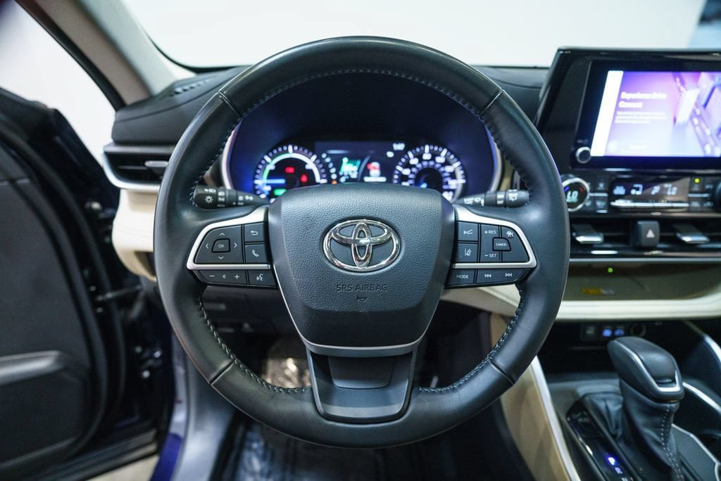 Used 2023 Toyota Highlander XLE AWD/4WD image 16