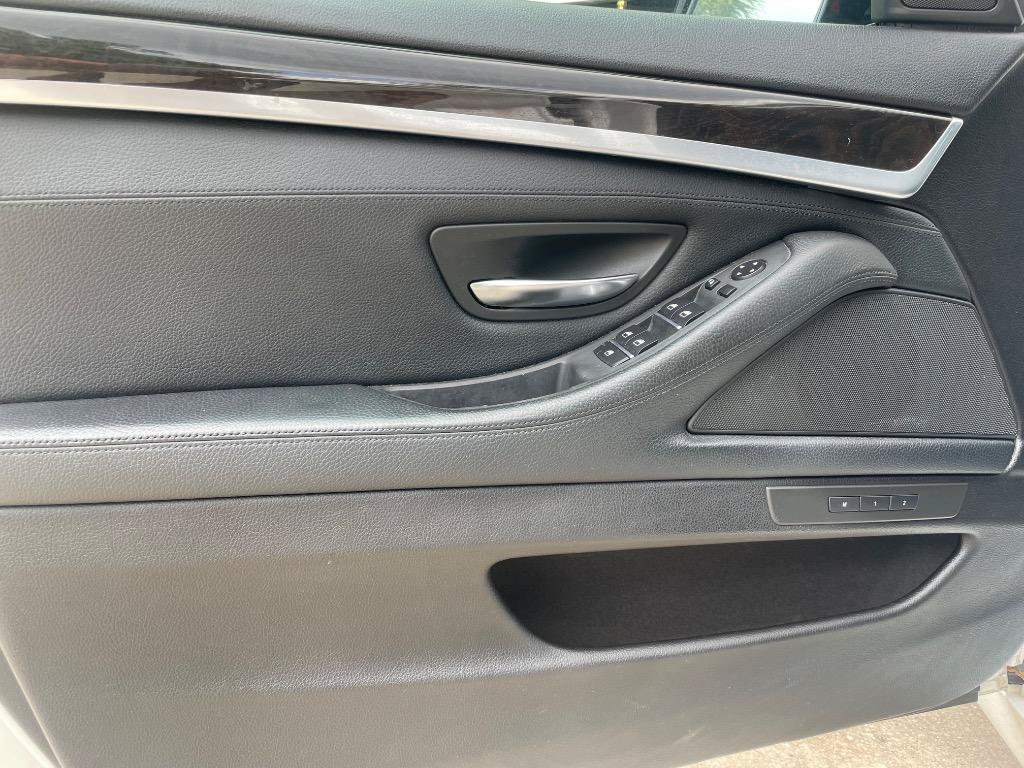 Used 2011 BMW 550i xDrive Sedan AWD/4WD image 11