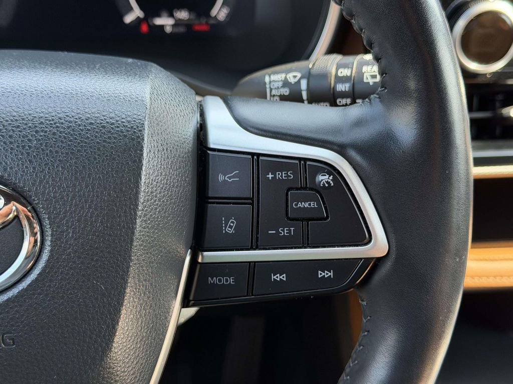 Used 2023 Toyota Highlander Platinum image 10