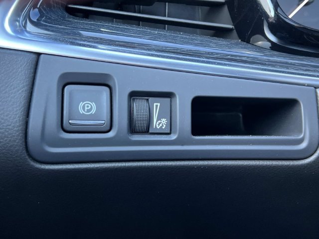 Certified 2024 Cadillac XT5 Premium Luxury w/ LPO, Floor Liner Package AWD/4WD image 31
