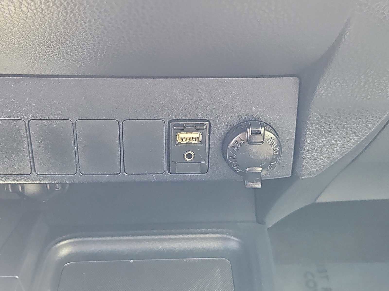 Used 2016 Toyota RAV4 XLE AWD/4WD image 17