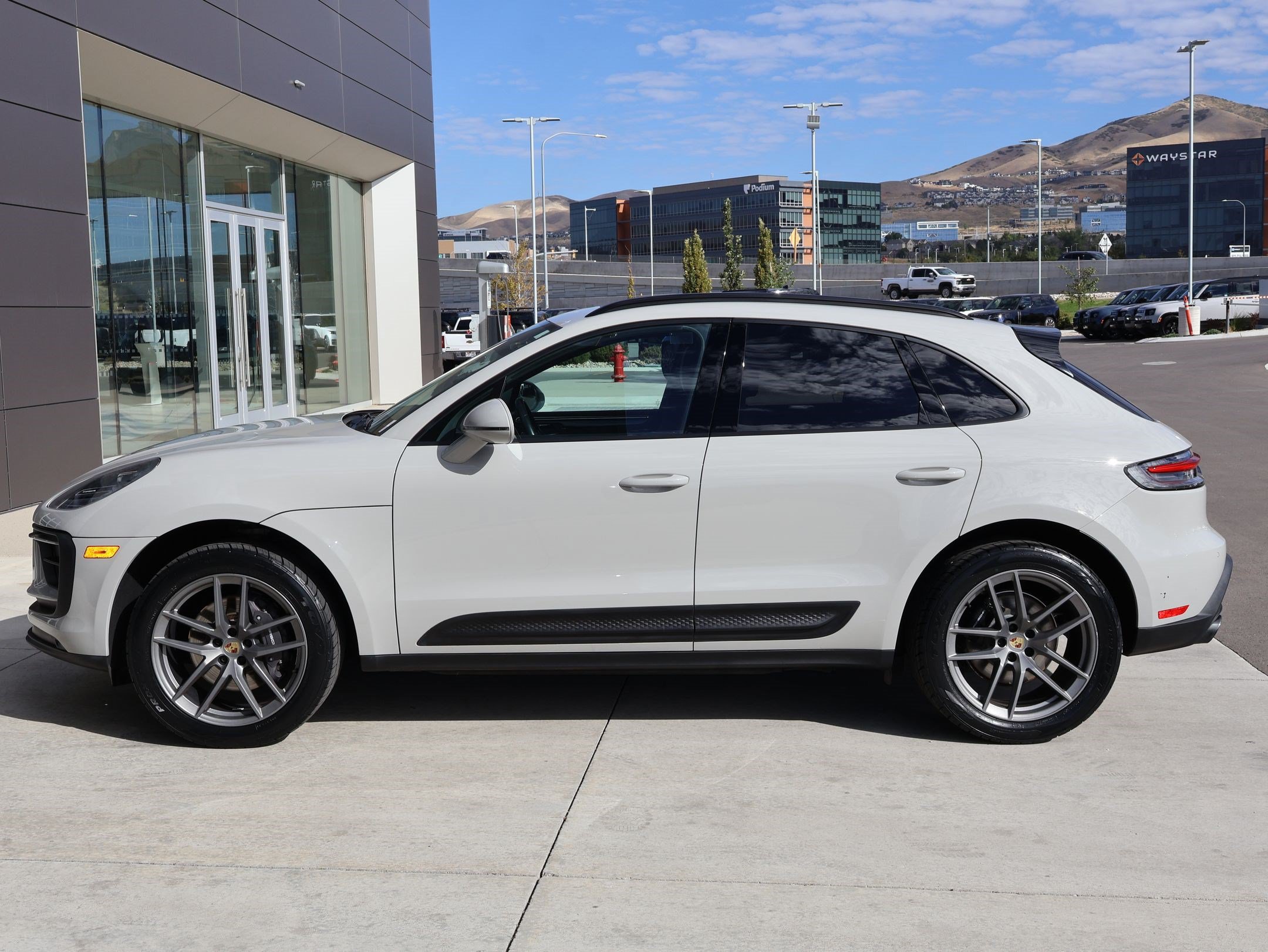 Used 2023 Porsche Macan AWD/4WD image 9