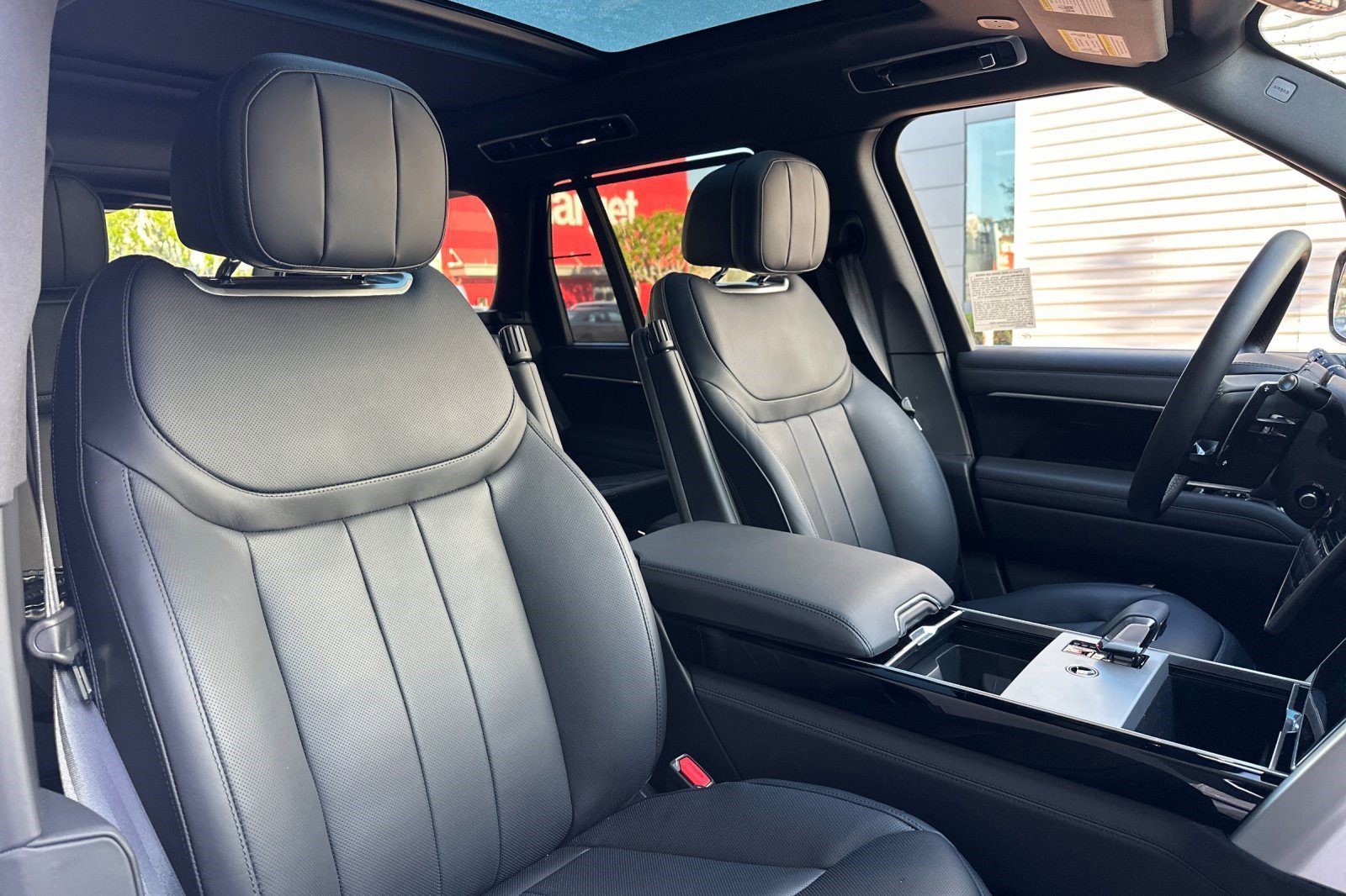 Used 2025 Land Rover Range Rover SE image 31