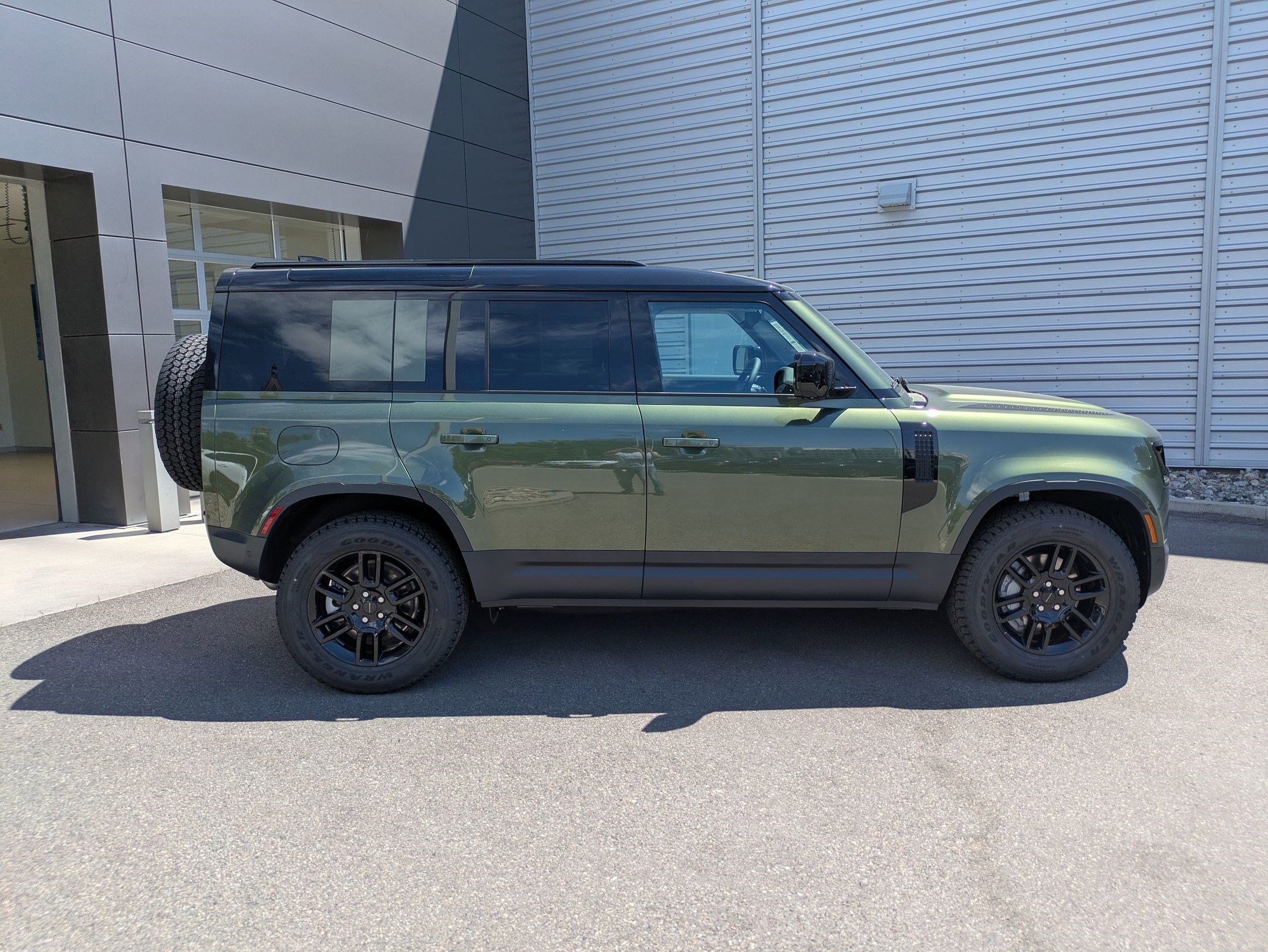 New 2026 Land Rover Defender 110 S AWD/4WD image 4