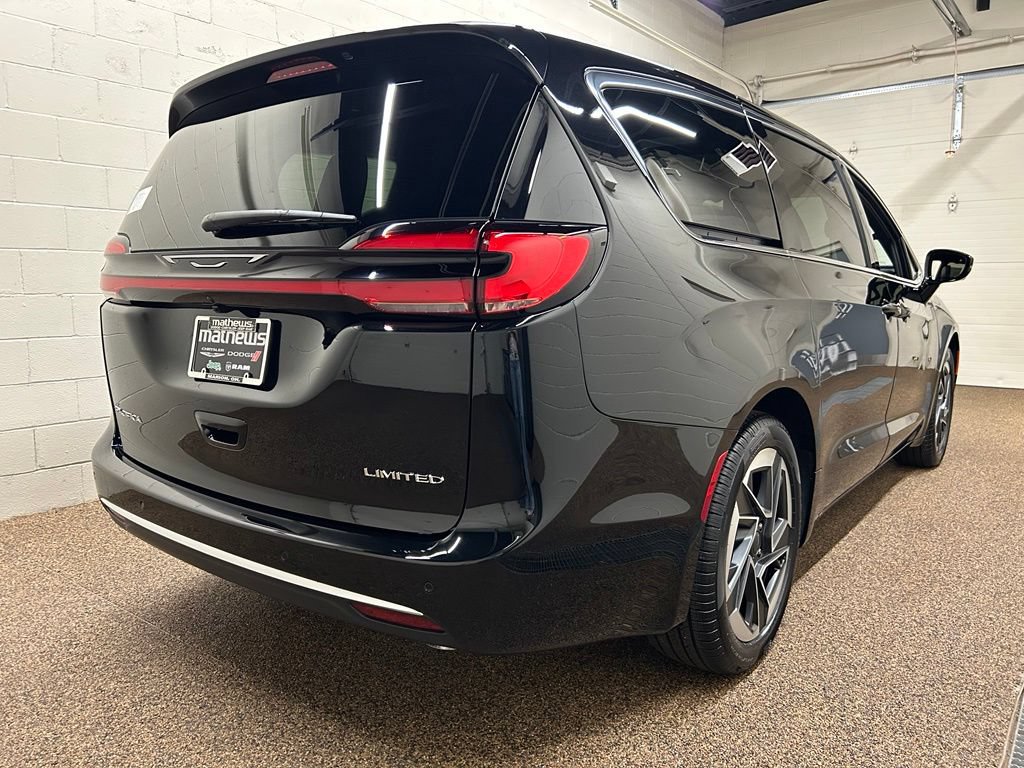 New 2027 Chrysler Pacifica Limited FWD image 2