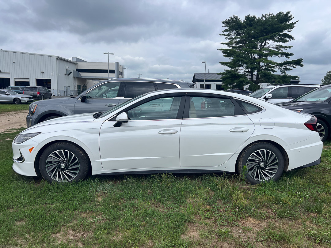 Used 2022 Hyundai Sonata Limited FWD image 2