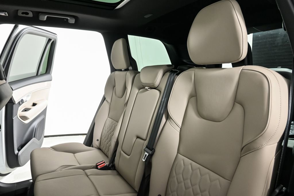Certified 2026 Volvo XC90 B6 Plus w/ Protection Package Premier image 23