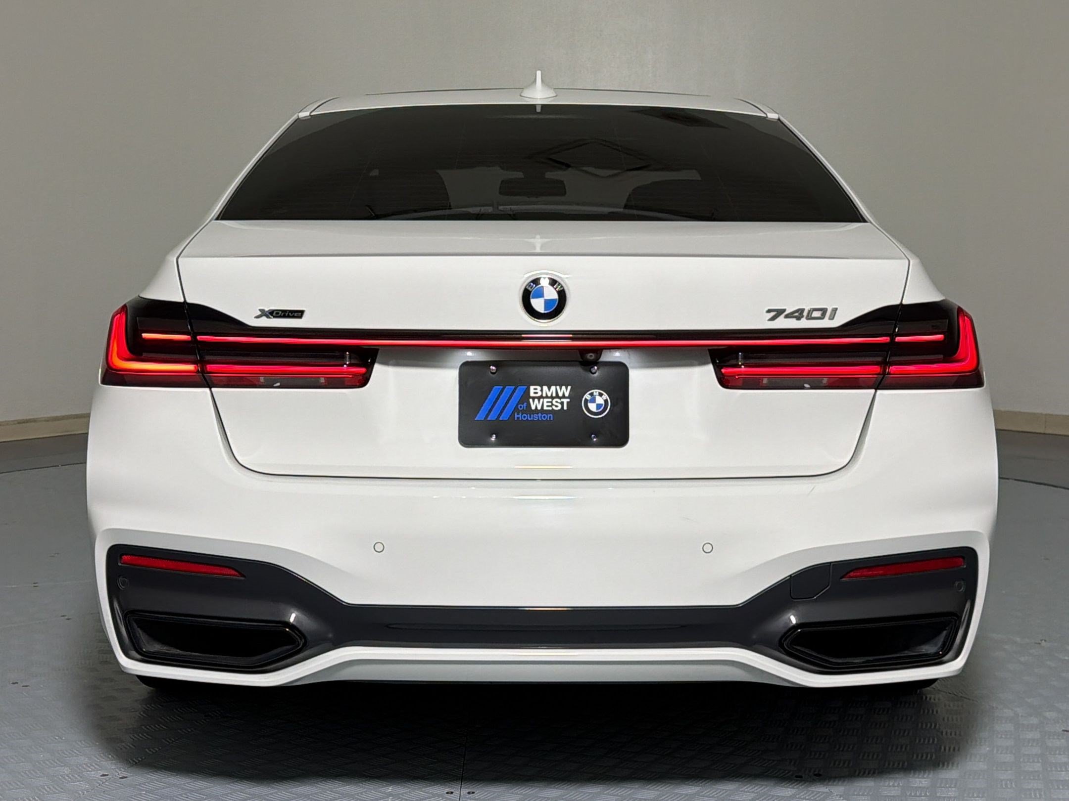 Used 2020 BMW 740i xDrive w/ M Sport Package AWD/4WD image 4