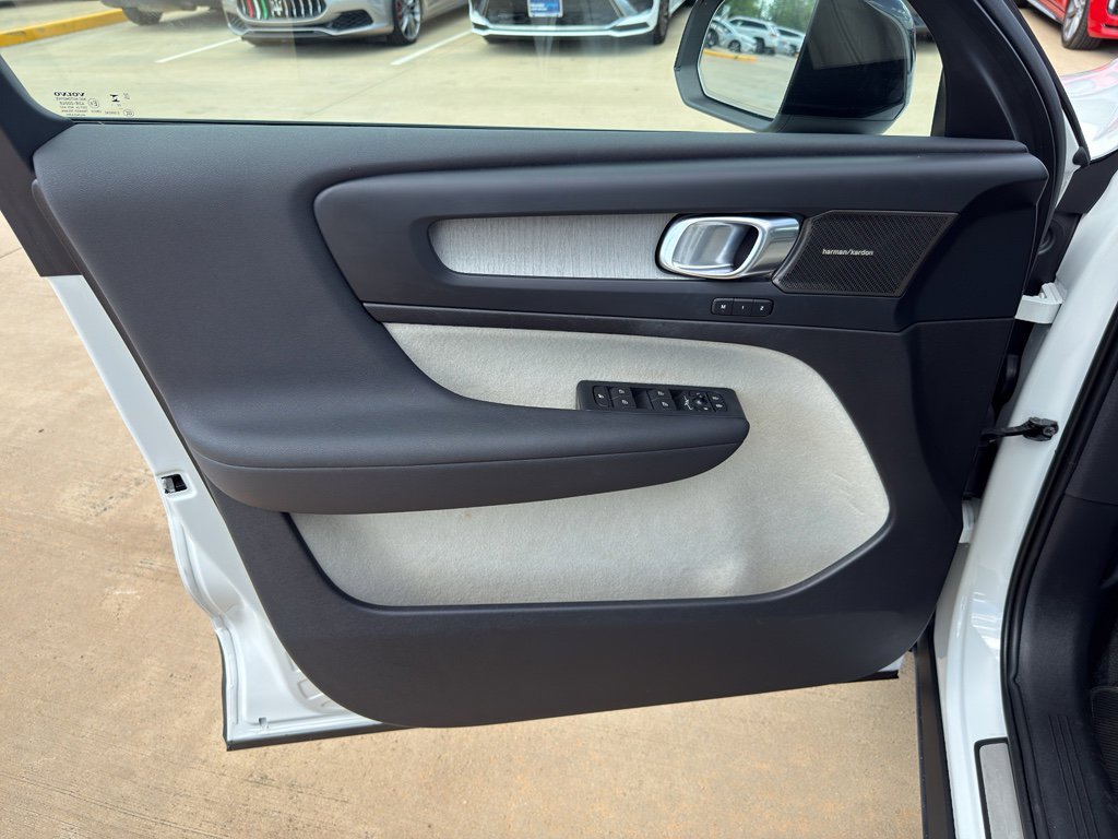 Used 2023 Volvo XC40 B4 Ultimate FWD image 9