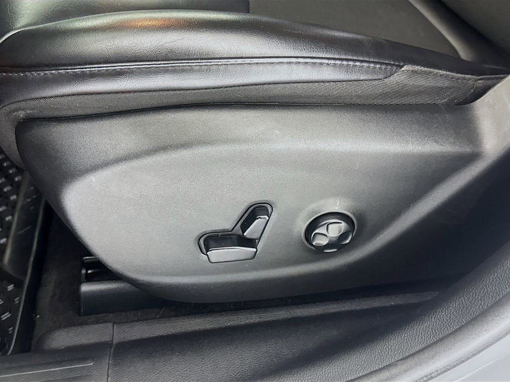 Used 2020 Jeep Cherokee Latitude Plus w/ Comfort/Convenience Group image 19