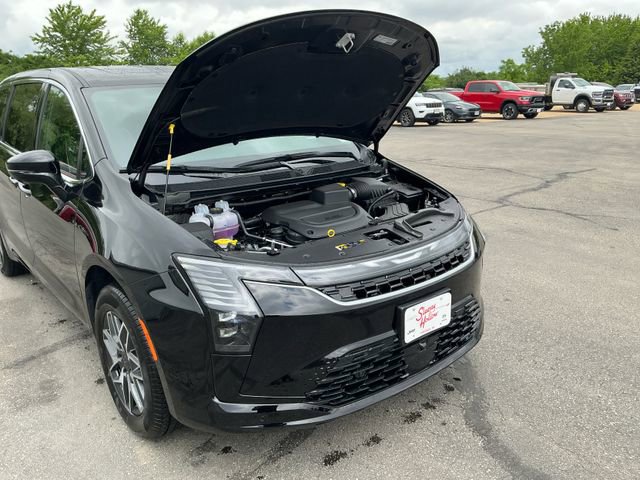 New 2027 Chrysler Pacifica Limited AWD/4WD image 11