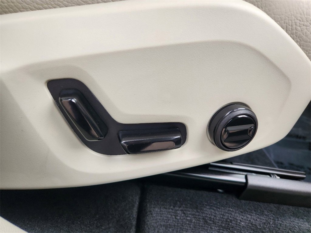 New 2025 Volvo XC60 B5 Core w/ Climate Package image 18