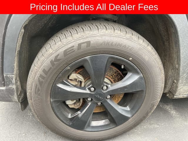 Used 2021 Jeep Cherokee Latitude Plus AWD/4WD image 2
