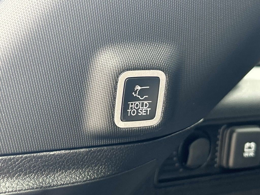 Used 2025 Jeep Grand Cherokee Limited AWD/4WD image 12