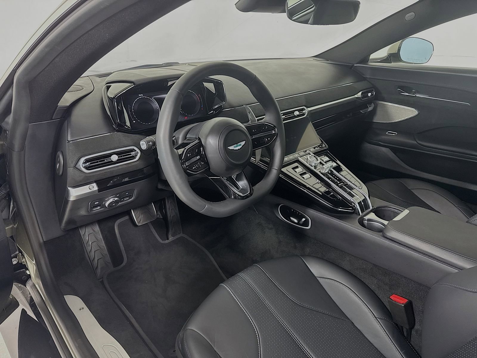 Used 2025 Aston Martin V8 Vantage Coupe RWD image 9