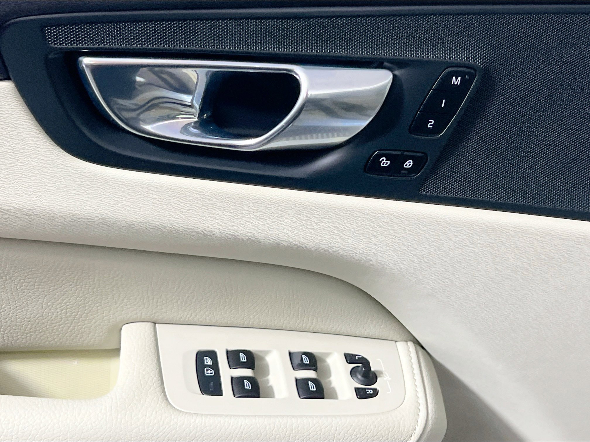 Used 2022 Volvo XC60 B5 Momentum image 16