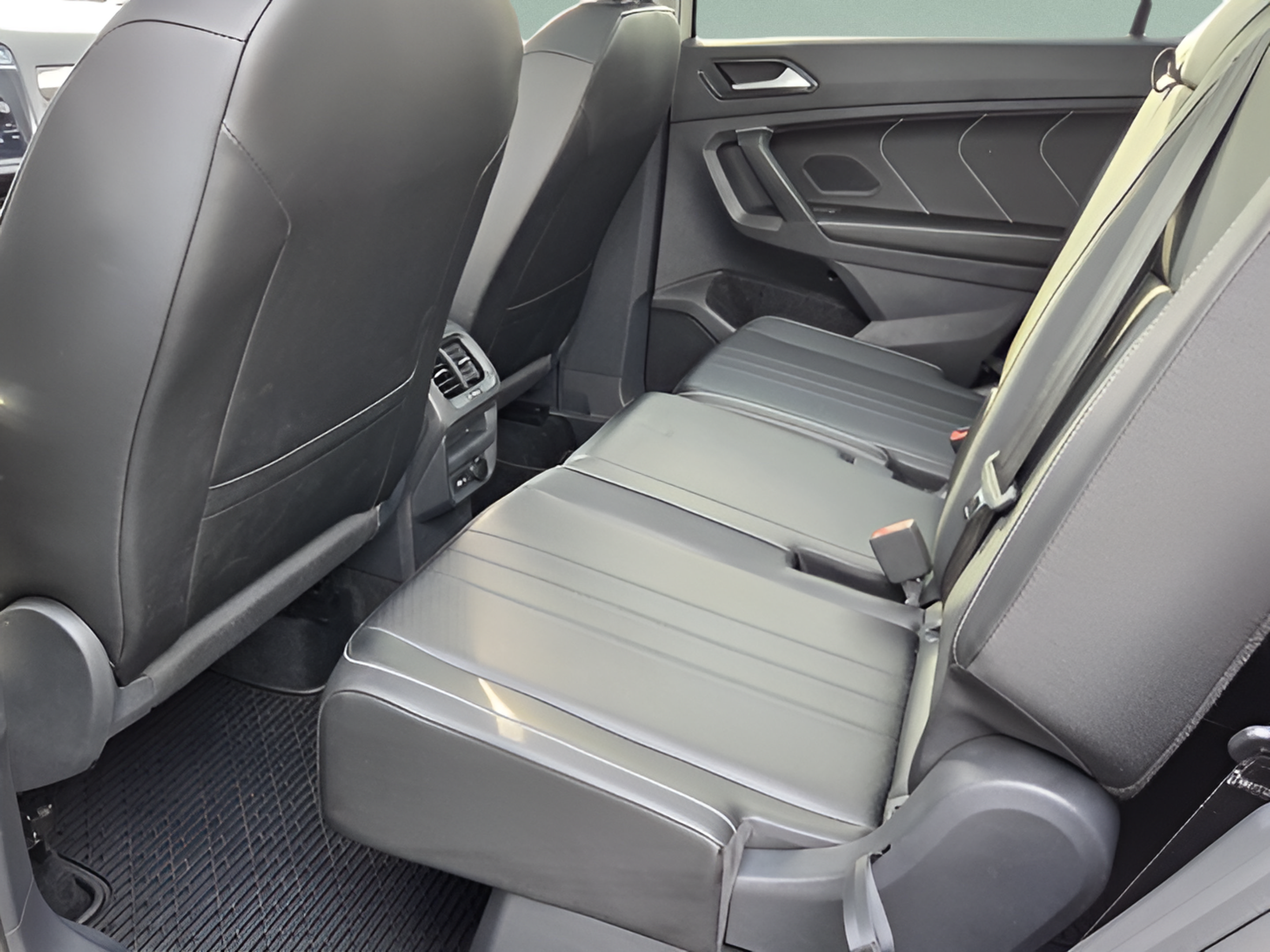 Used 2024 Volkswagen Tiguan SE w/ Panoramic Sunroof Package FWD image 9