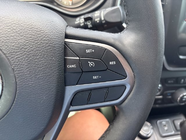 Used 2021 Jeep Cherokee Latitude Plus w/ Sun & Sound Group AWD/4WD image 11