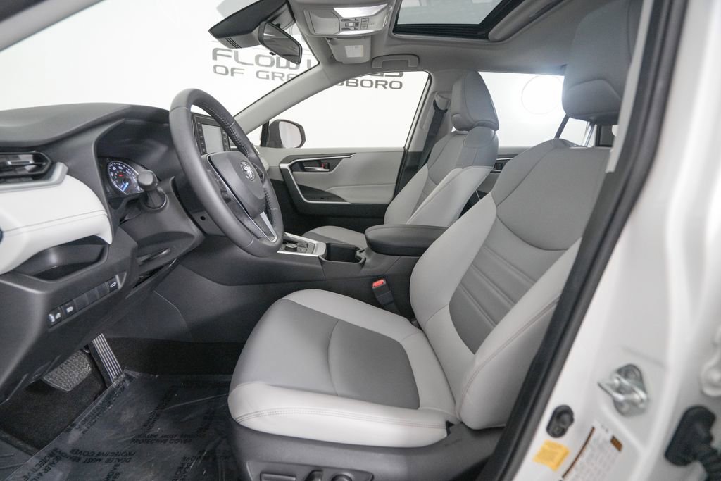 Used 2022 Toyota RAV4 XLE Premium AWD/4WD image 9