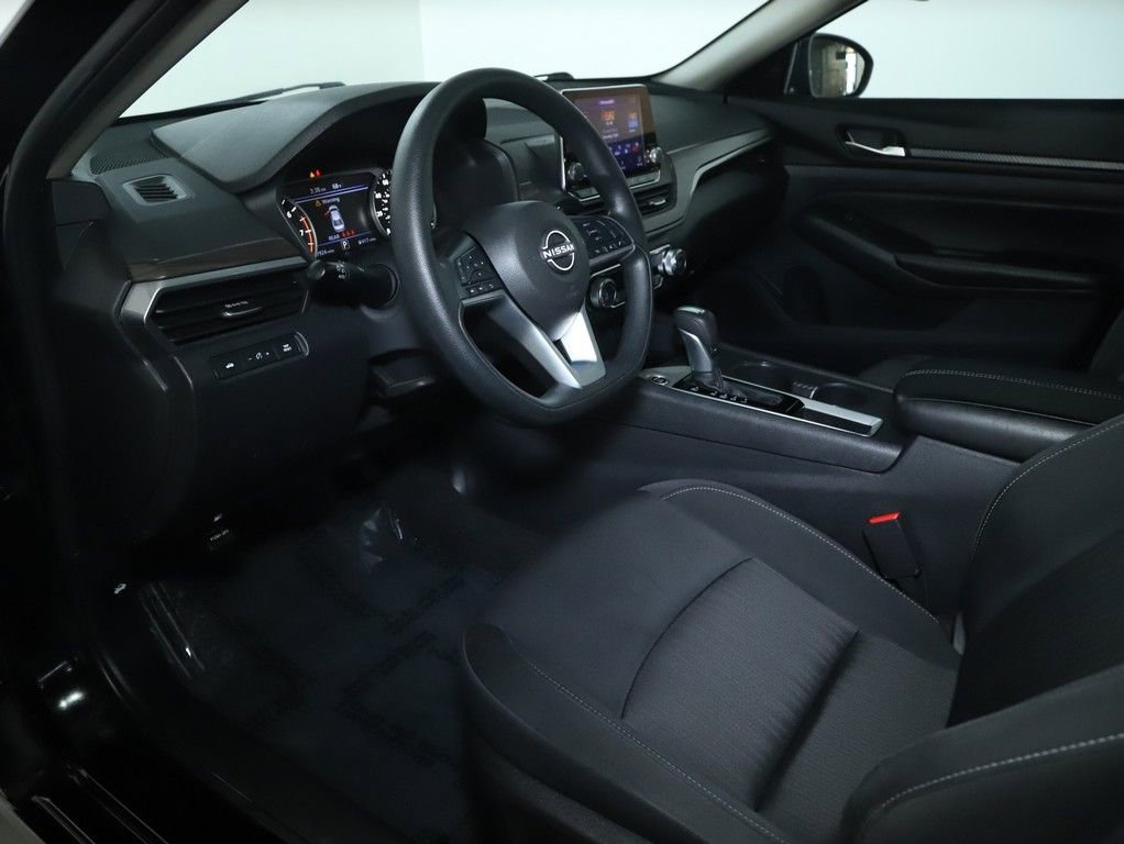 Used 2025 Nissan Altima 2.5 SV FWD image 17