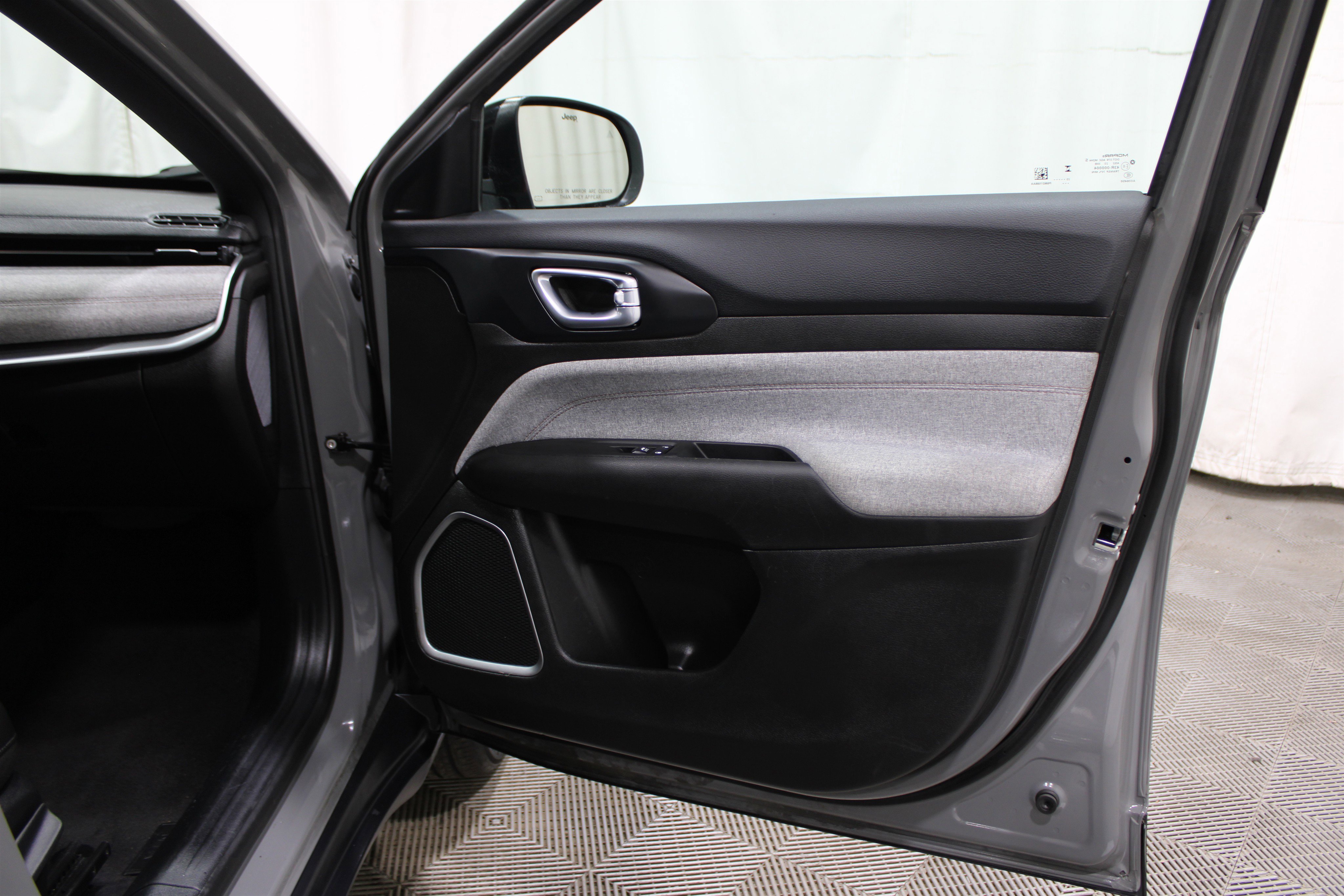 Used 2024 Jeep Compass Latitude image 31