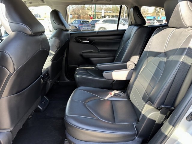 Used 2021 Toyota Highlander XLE image 18