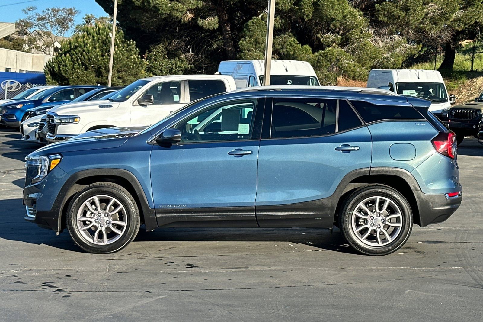 Used 2024 GMC Terrain SLT image 8