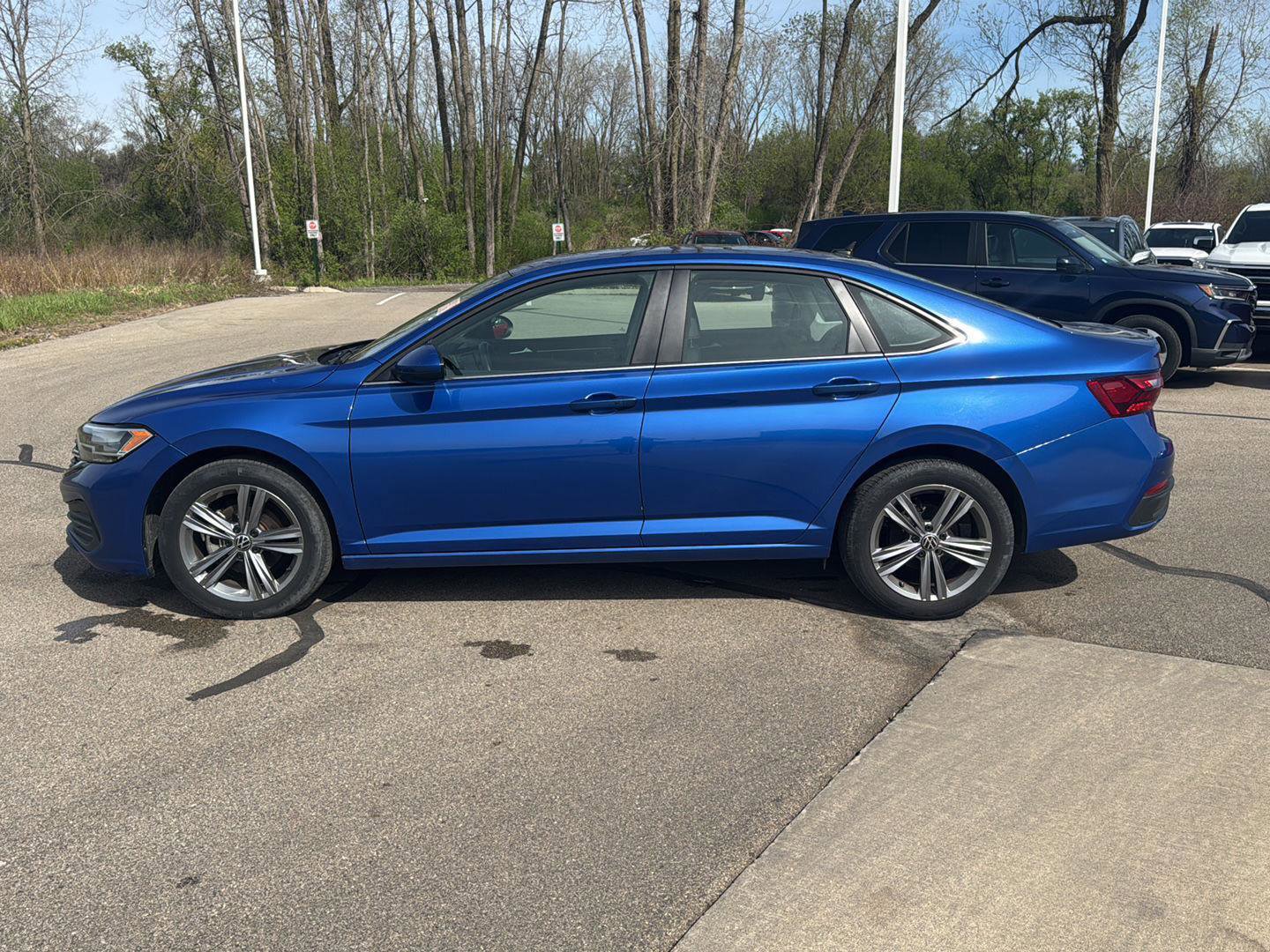 Used 2024 Volkswagen Jetta SE FWD image 2