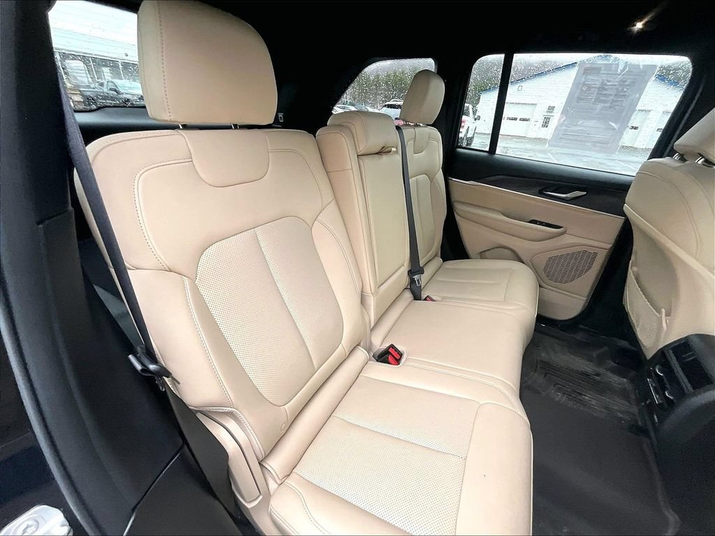 Used 2024 Jeep Grand Cherokee Limited AWD/4WD image 16