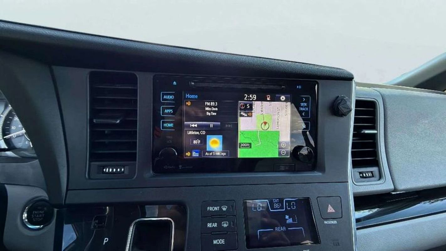 Used 2015 Toyota Sienna XLE image 12