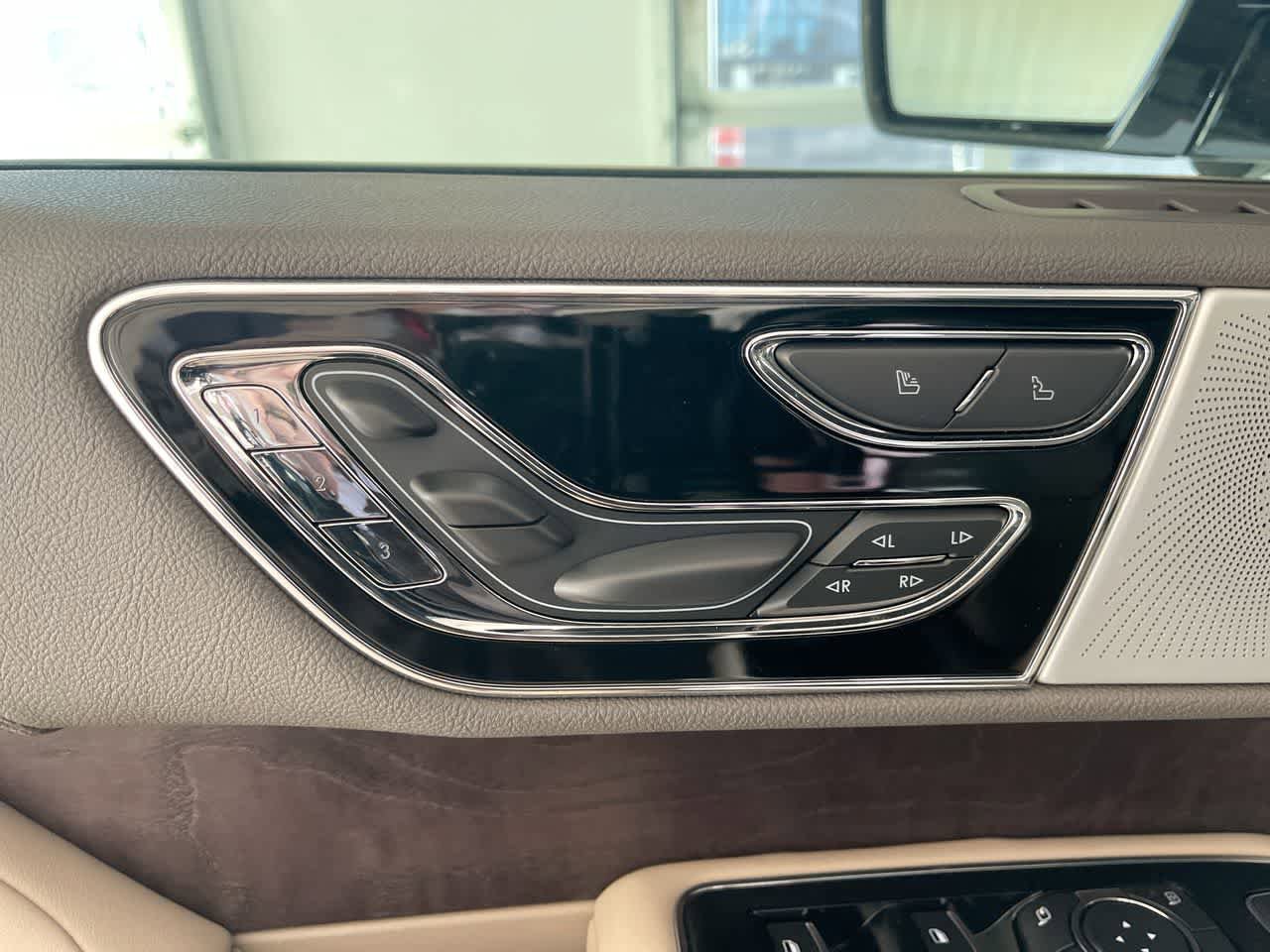 Used 2022 Lincoln Navigator L Reserve AWD/4WD image 12