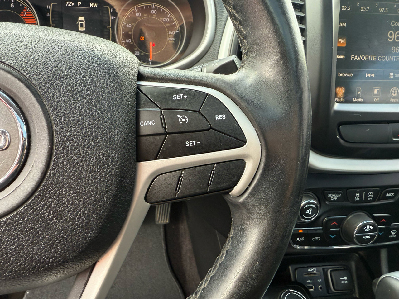 Used 2018 Jeep Cherokee Latitude Plus w/ Comfort/Convenience Group image 15