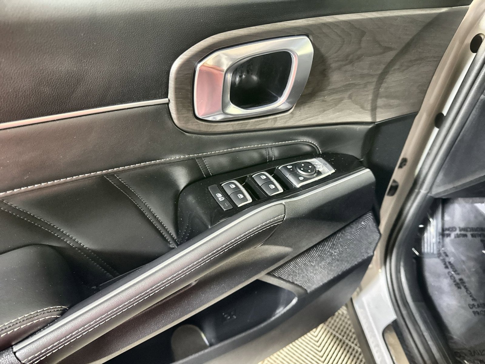 Used 2025 Kia Sorento SX AWD/4WD image 15