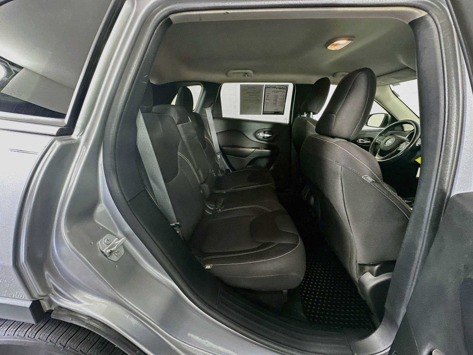 Used 2015 Jeep Cherokee Latitude w/ Cold Weather Group FWD image 24