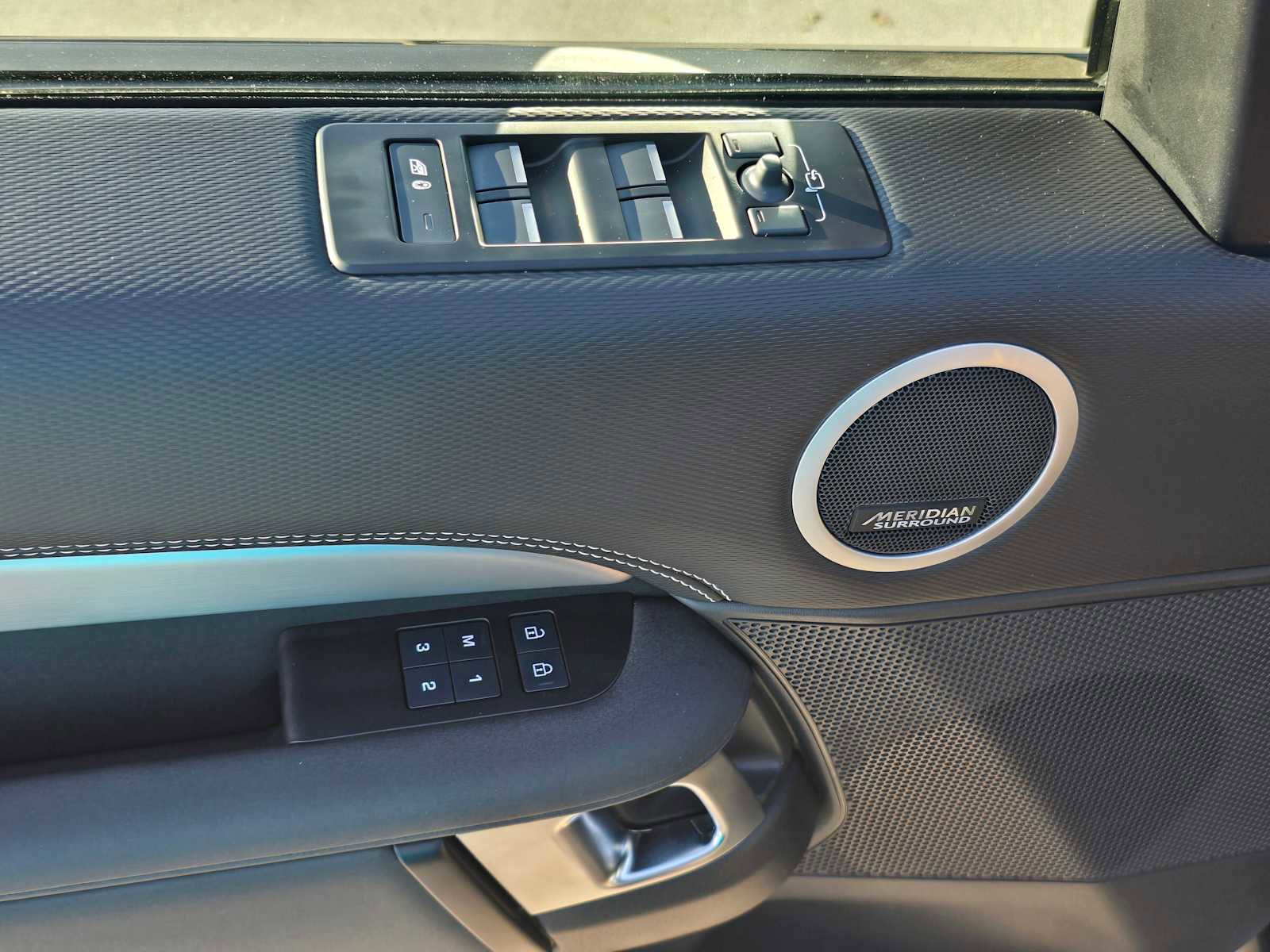 New 2025 Land Rover Discovery Dynamic SE image 23