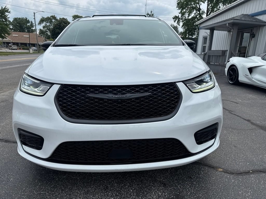 Used 2025 Chrysler Pacifica Limited FWD image 2