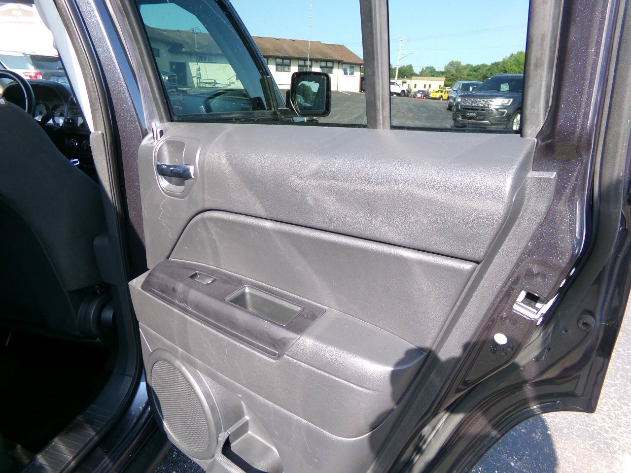 Used 2015 Jeep Patriot Latitude w/ All Weather Capability Group AWD/4WD image 28