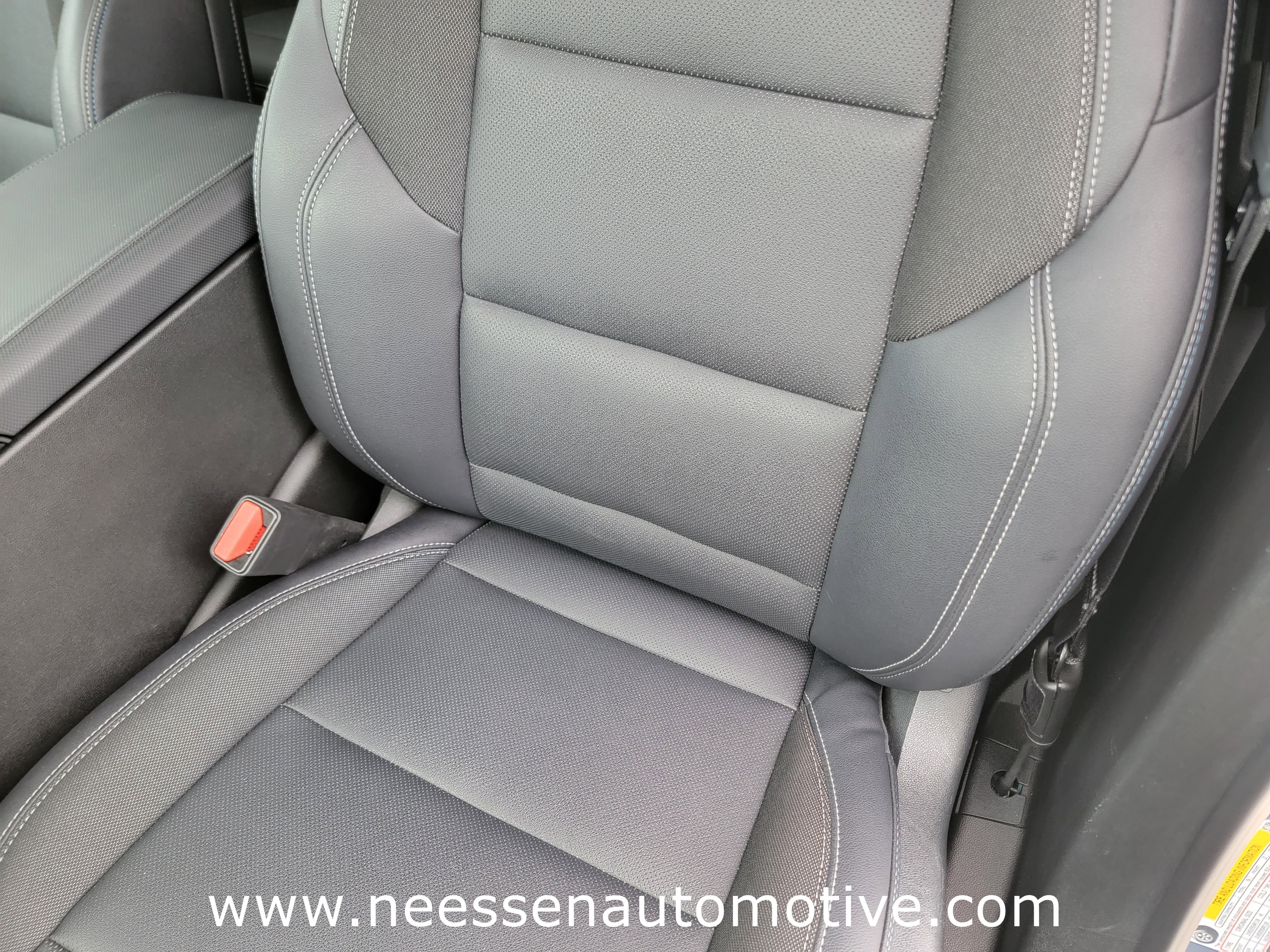 Used 2025 Chevrolet Equinox EV LT w/ Convenience Package image 17