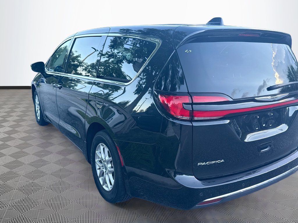 Used 2023 Chrysler Pacifica Touring-L FWD image 8