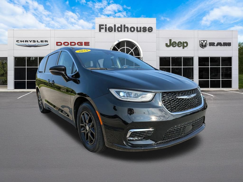 Used 2024 Chrysler Pacifica Touring-L FWD image 3