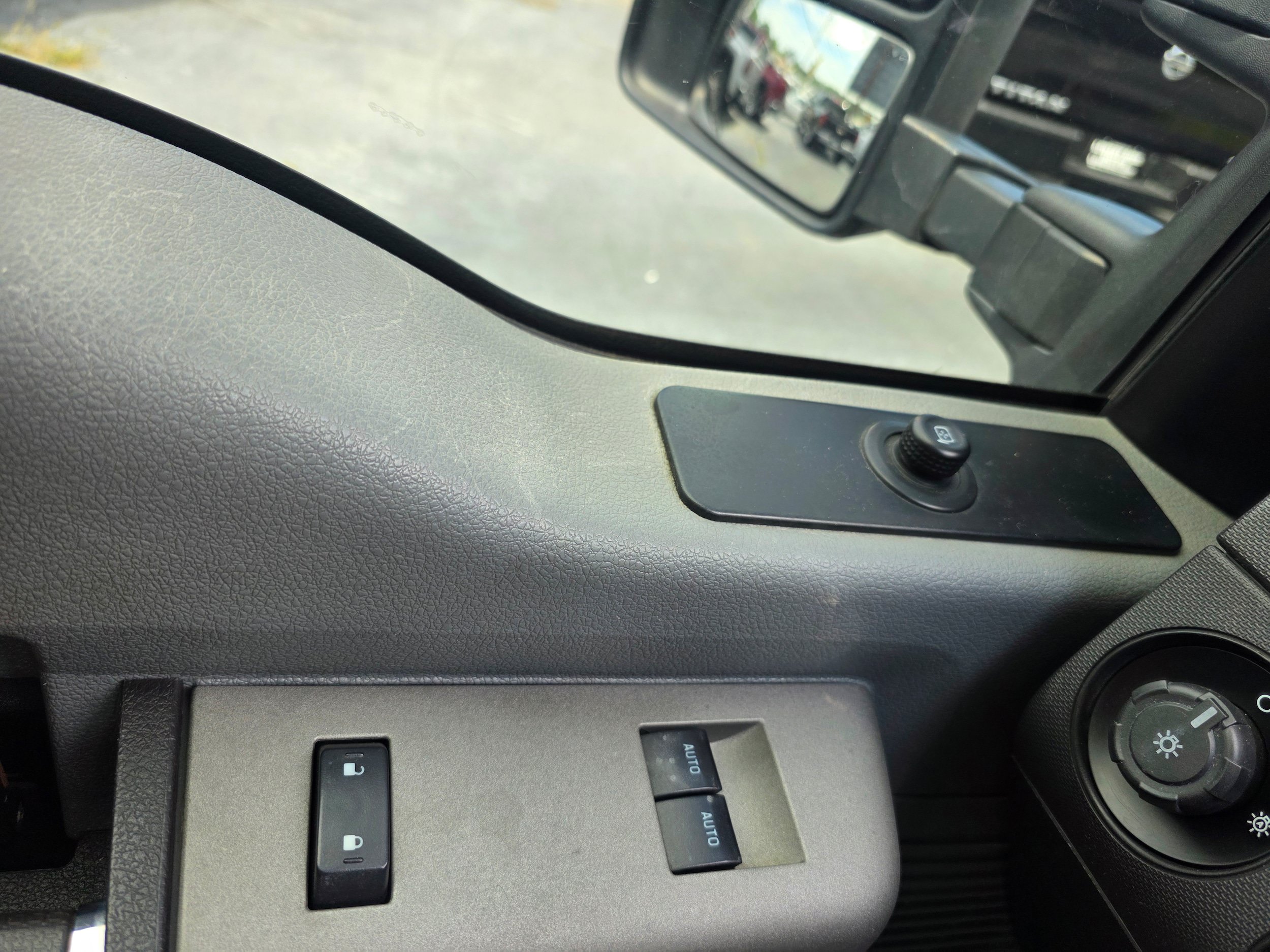 Used 2015 Ford F350 XLT w/ XLT Interior Package AWD/4WD image 16