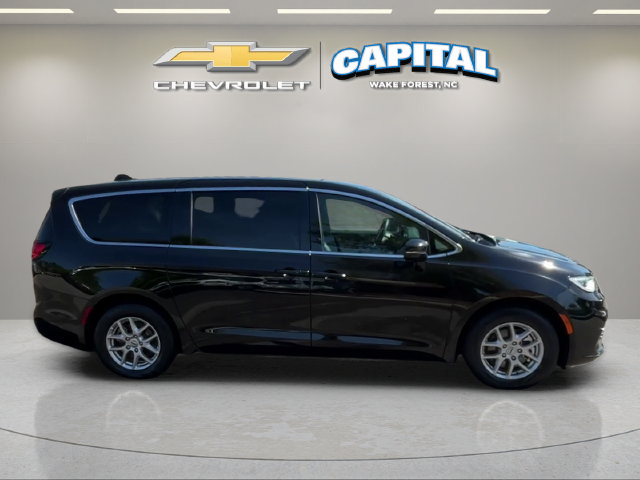 Used 2025 Chrysler Pacifica Select FWD image 6