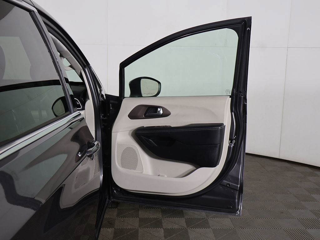 Used 2023 Chrysler Voyager LX image 17