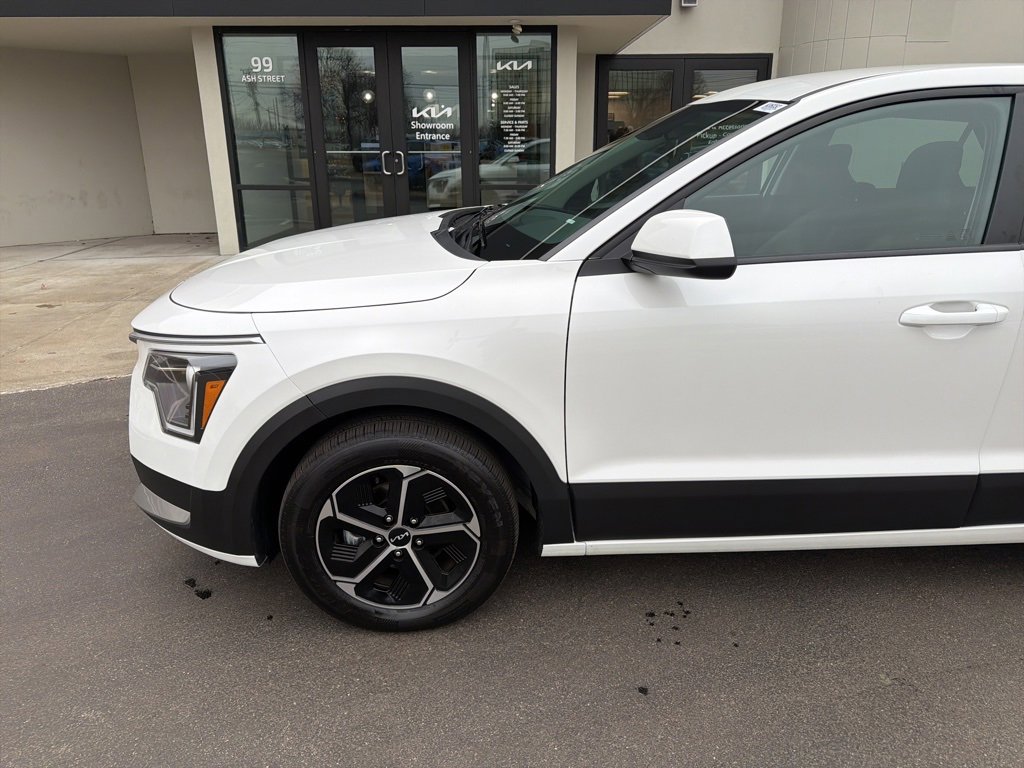 Certified 2025 Kia Niro LX image 11