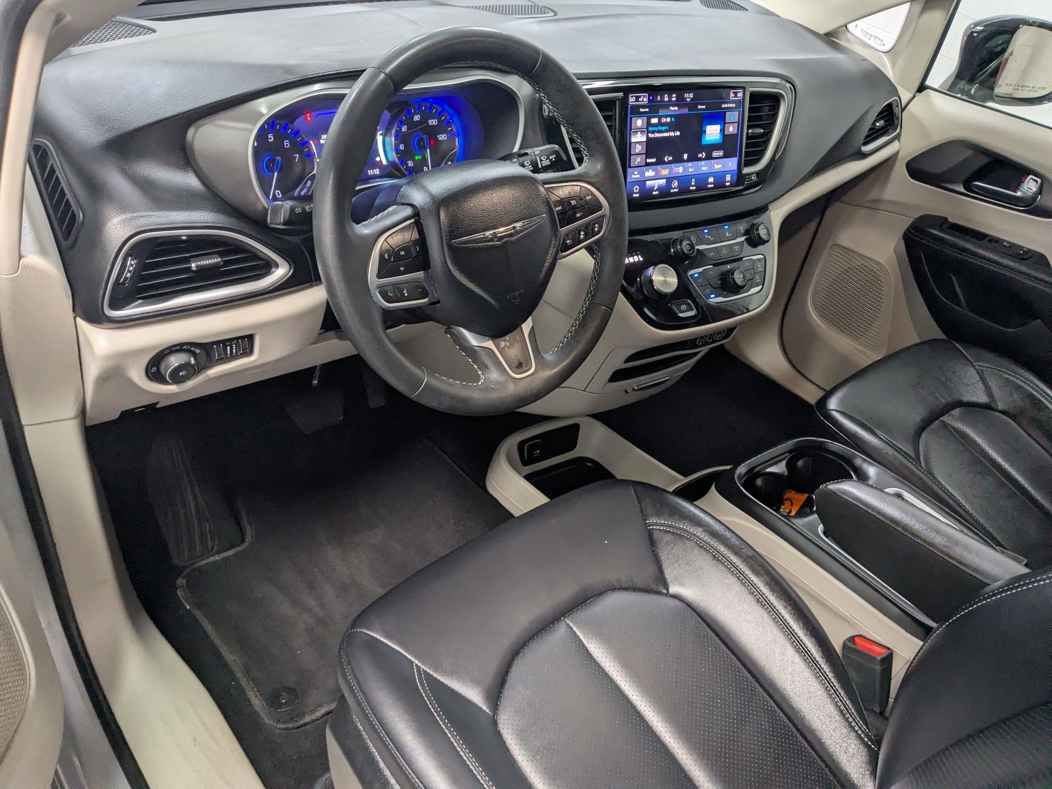 Used 2024 Chrysler Pacifica Touring-L FWD image 11