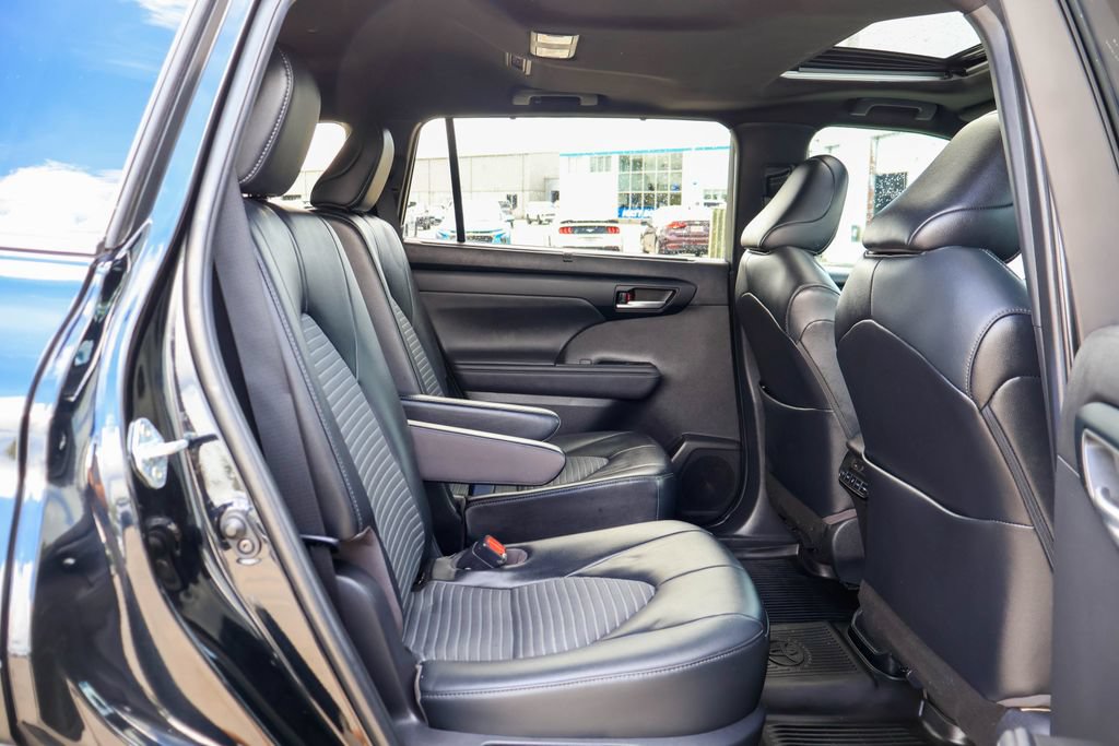 Used 2023 Toyota Highlander XSE FWD image 12